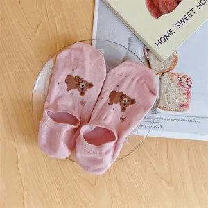 Schattige roze katoenen onzichtbare sokken voor vrouwen, beer patroon lage bootie sokken.