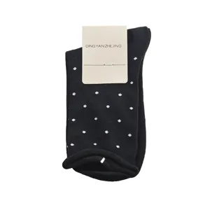 Calcetines negros de lunares con borde enrollado y etiqueta vista principal del producto.