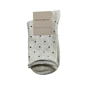 Calcetines de algodón de tubo medio para mujer con topos negros y dobladillo elegante diario.