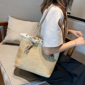 Summer straw woven bag for women, casual crossbody shoulder bag with large capacity for beach vacation.