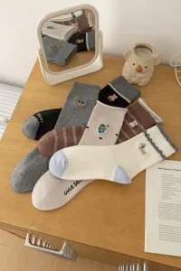 Cute Japanese style embroidered cartoon mid-tube socks with cute bear patterns and rolled cuffs.