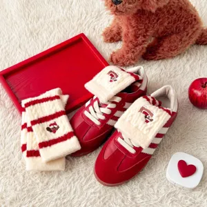 Rode fleece thermosokken met bijpassende rode sneakers, schattige cartoon borduurwerk voor winter.
