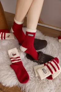 Gezellige rode thermo sokken met schattige borduursel, dikke winter pluche sokken detail.