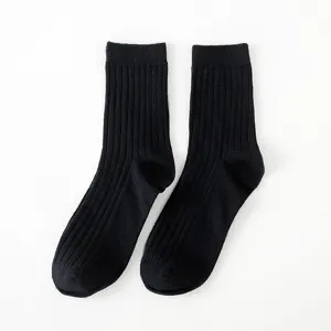 Zwarte geribbelde sokken voor heren, klassieke effen ademende katoenen casual sokken.
