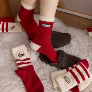 Dikke rode winterwollen sokken voor dames, gezellige thermische sokken voor koude winterdagen.