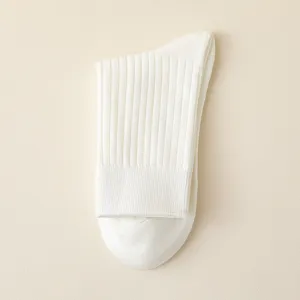 Classic white ribbed cotton crew socks for men, breathable casual business dress socks.