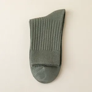 Men solid dark green ribbed crew socks, classic casual business cotton socks main view.