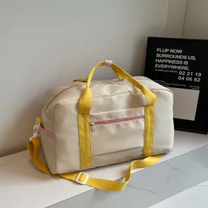 Freizeit Sport Reisetasche in Beige mit gelben Gurten und grossem Fassungsvermögen für Kurztrips.