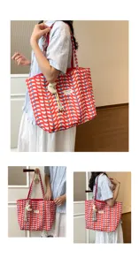 Vista dettagliata della borsa tote in tela stile coreano con motivo a onde e ciondolo luna.