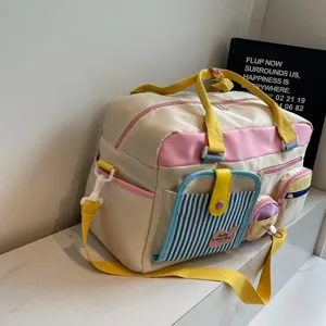 Nahaufnahme der bunten Reisetasche mit mehreren Taschen, Stoffstreifen und stabilen Reißverschlüssen.