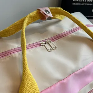 Detailansicht der Freizeitreisetasche im Color-Blocking-Design mit stabilen Trägern.