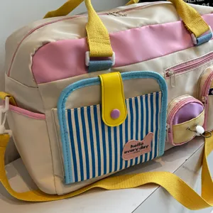 Bunte Reisetasche mit mehreren Taschen und Schultergurt für Fitness, Sport und Freizeitausflüge.