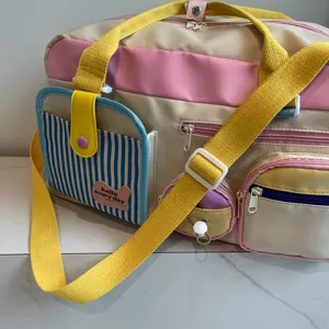 Detailaufnahme der farbenfrohen Dopamin-Reisetasche mit mehreren praktischen Taschen.