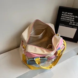 Detailansicht der grossen Freizeitsport Reisetasche Fitness Sporttasche mit bunten Taschen.