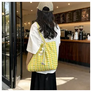 Vista dettagliata della borsa tote in tela casual in stile coreano con motivo ondulato giallo.