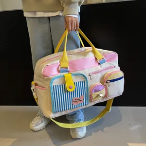 Geräumige bunte Reisetasche mit mehreren Taschen und langlebigen Gurten für den Alltag.