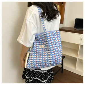 Vista dettagliata della borsa tote in tela con motivo a onde stile coreano, spaziosa borsa quotidiana.