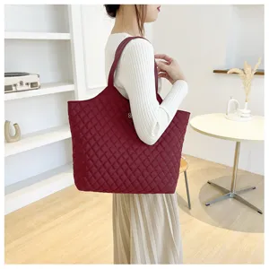 Burgundy quilted tote bag for women, large capacity Oxford cloth shoulder bag for daily commuting.