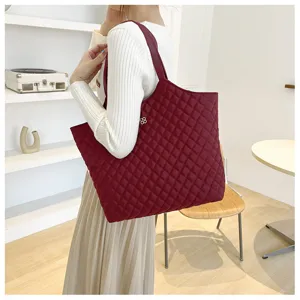 Burgundy quilted tote bag detail, large capacity casual shoulder bag with diamond lattice.