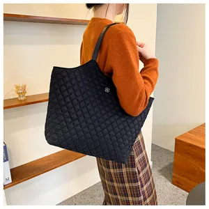 Black quilted tote bag for women, large capacity shoulder bag with stylish diamond pattern design.