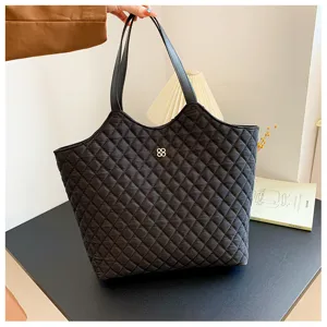 Black quilted tote bag detail, nylon diamond lattice pattern, large capacity daily shoulder bag.