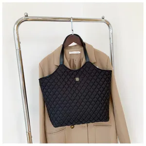 Black quilted tote bag for women, large capacity oxford fabric shoulder bag for daily commute.