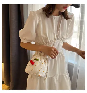 Sac seau floral chic pour femme, adorable sac bandoulière en toile avec charm cerise casual.