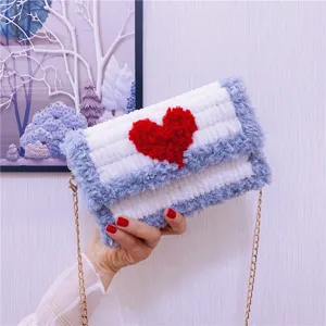 Sac bandoulière en peluche tricoté à la main avec cœur rouge, sac duveteux pour femmes.