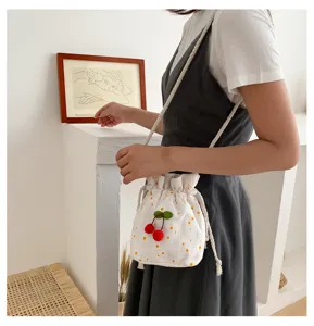 Sac seau en toile à pois mignons avec pendentif cerise, sac bandoulière style décontracté.