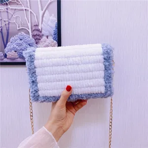 Sac à bandoulière en peluche tissé moelleux fait main sac crossbody chaîne dorée