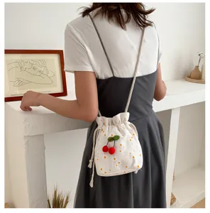 Sac seau en toile avec pendentif cerise, petit sac bandoulière décontracté pour tous les jours.