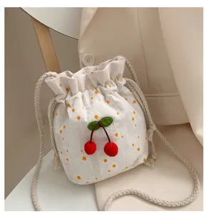Joli sac seau à fleurs avec cordon de serrage et jolie déco de cerise pour femmes.