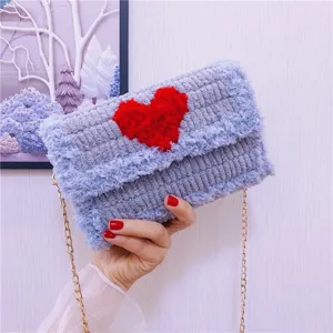 Sac bandoulière en crochet duveteux fait main avec joli cœur rouge et chaîne dorée.