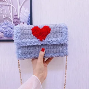 Sac à bandoulière en crochet fait main avec cœur, sac pelucheux tricoté avec chaîne.