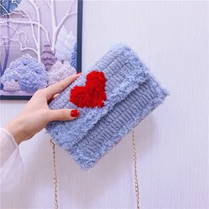 Sac à bandoulière en peluche tricotée fait main avec motif de cœur rouge et lanière chaîne chic.
