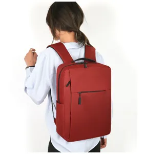 Vista dettagliata di un elegante zaino da lavoro rosso indossato da una modella, pratico.