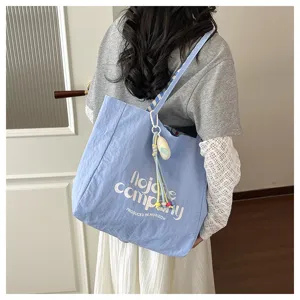 Borsa shopper in tela casual stile coreano, design azzurro con stampa grafica chic.