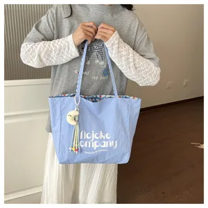 Borsa shopper in tela blu casual da donna, borsa a tracolla capiente con ciondolo a luna.