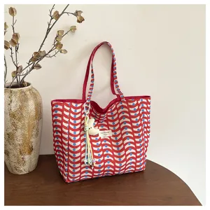 Borsa in tela con motivo a onde rosso e blu, grande capacita, borsa da spalla casual dettaglio.