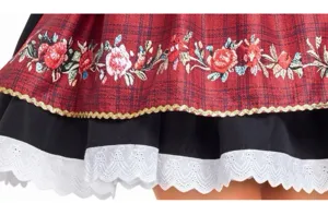 Détail de robe Dirndl bavaroise, jupe à carreaux rouges avec broderie florale.
