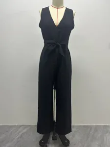 Combinaison noire sans manches à col V et jambe large avec nœud à la taille pour femmes.