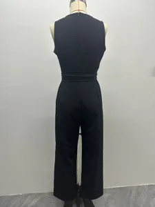 Combinaison noire sans manches à jambes larges, fermeture éclair au dos et taille ajustée.