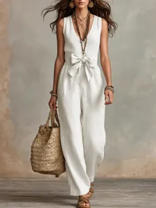 Détails de la combinaison chic en lin col V sans manches avec taille nouée et jambe large.