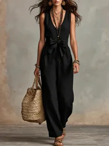 Combinaison pantalon noire sans manches col V en lin élégante avec ceinture nœud.