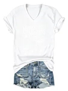Modieus wit T-shirt met V-hals en korte mouwen met cocktailprint en denim korte broek.
