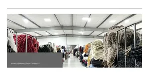 Gedetailleerd uitzicht op geruite mohair sjaals en winteraccessoires in de fabriek.