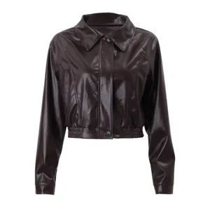 Veste en similicuir marron pour femme, court manteau de moto stylé avec col à revers.