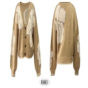 Vue détaillée du cardigan en tricot kaki pour femme avec grand motif jacquard floral et boutons.