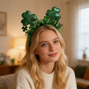 Nahaufnahme des gruenen St. Patrick's Day Kleeblatt Haarreifs mit Pailletten und Fransen.