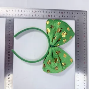 St. Patrick's Tag grüner Samt Kleeblatt Haarreif Detailansicht mit goldener Schleife.